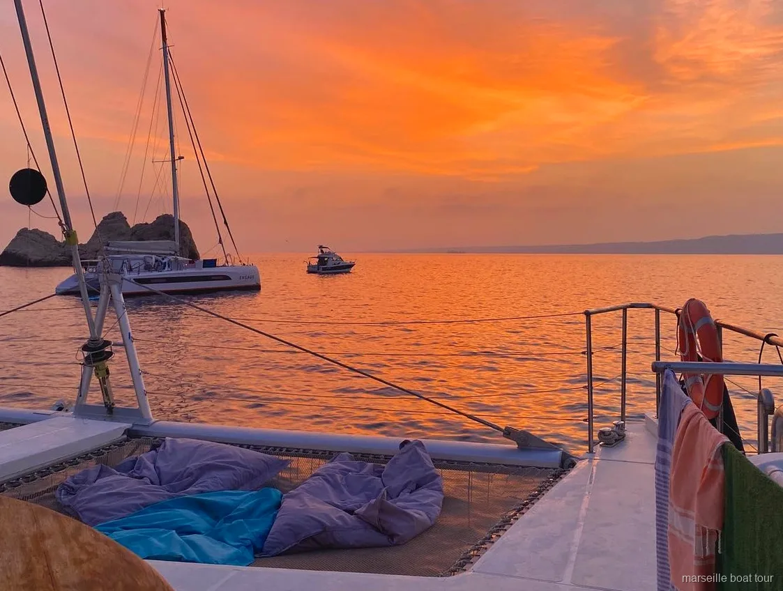 Maxi-Katamaran bei der Sonnenuntergang Kreuzfahrt in Marseille mit Buffet und Drinks