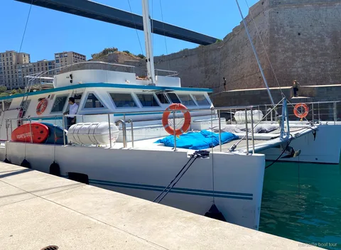 Saisonales Buffet an Bord der Sonnenuntergang Katamaran Kreuzfahrt in Marseille