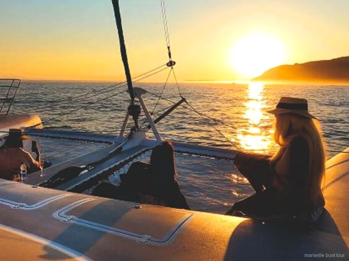 Badestopp vor Sonnenuntergang bei der Katamaran Kreuzfahrt in Marseille