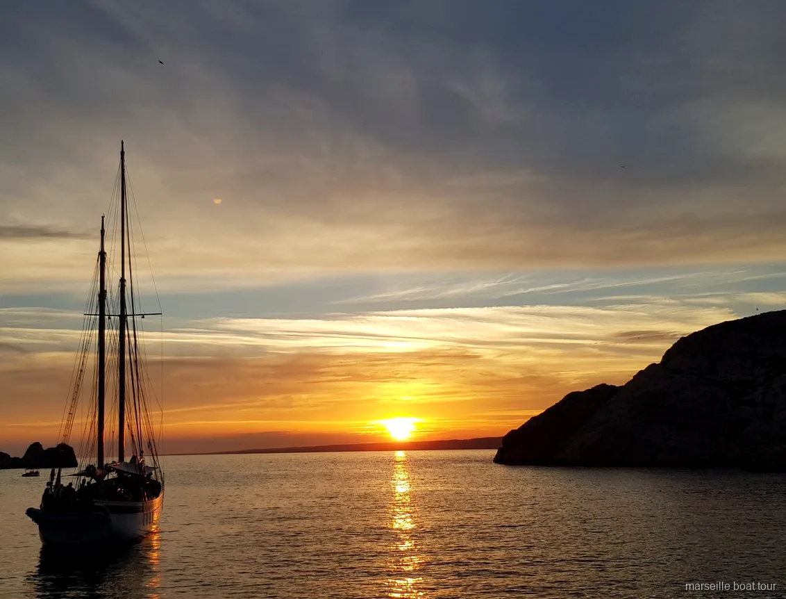 Traditionelle Schonerin bei der Sonnenuntergang Segelkreuzfahrt in Marseille