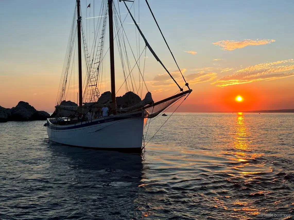 Vegetarisches Buffet-Dinner an Bord der Sonnenuntergang Segelkreuzfahrt in Marseille