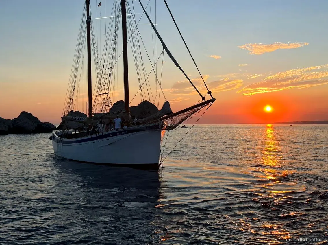 Vegetarian buffet dinner served on the Marseille sunset sailing cruise