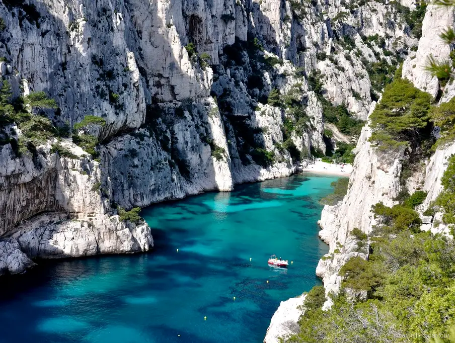Bañistas en una cala durante el tour en barco a las Calanques desde Marsella