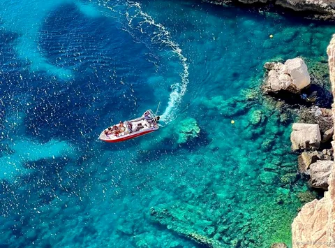 Acantilados de piedra caliza del Parque Nacional de las Calanques vistos desde el tour en barco desde Marsella