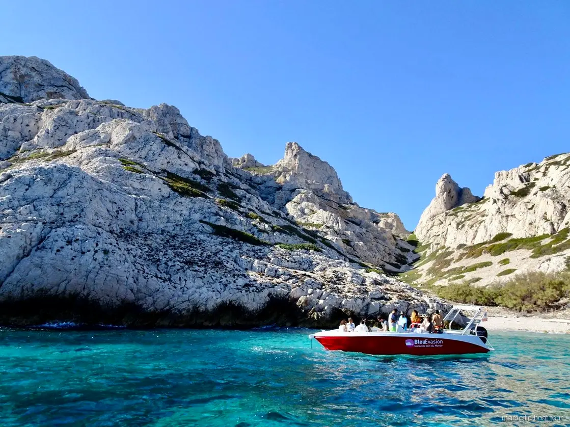 Parada en la isla de Riou durante el tour en barco de natación y snorkel a las Calanques desde Marsella