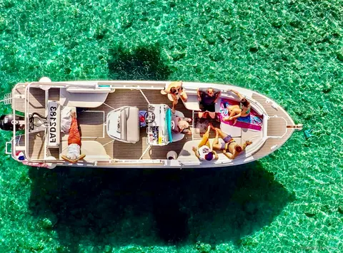 Motoscafo su un tour alle Calanques di Marsiglia con nuoto e snorkeling