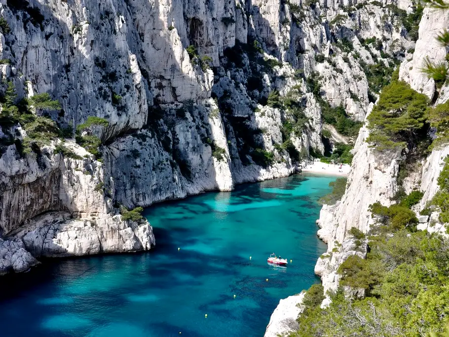 Bagnanti in una cala durante il tour alle Calanques di Marsiglia