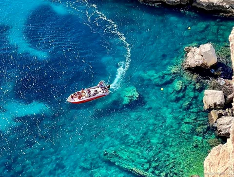 Scogliere calcaree del Parco Nazionale delle Calanques viste dal tour in barca di Marsiglia