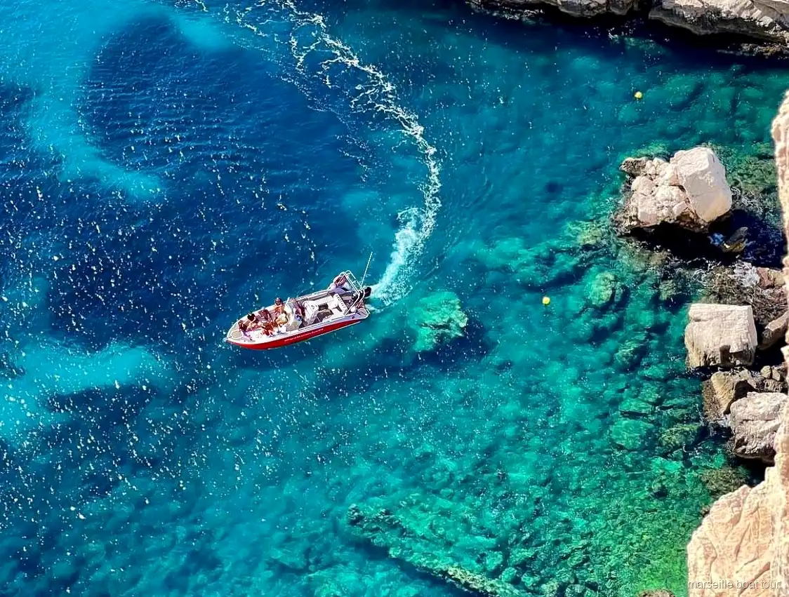 Scogliere calcaree del Parco Nazionale delle Calanques viste dal tour in barca di Marsiglia