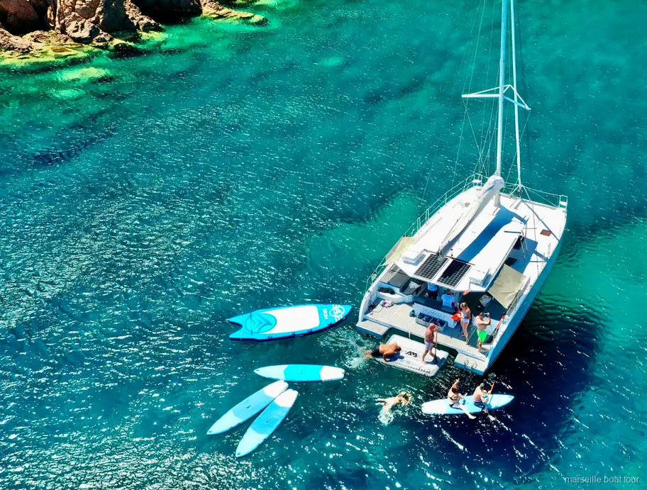 Catamarano sul tour alle Calanques di Marsiglia con stand up paddleboard