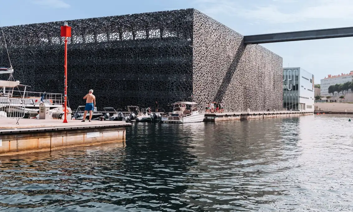 Mucem e Fort Saint-Jean visti dal tour in barca al Vecchio Porto di Marsiglia