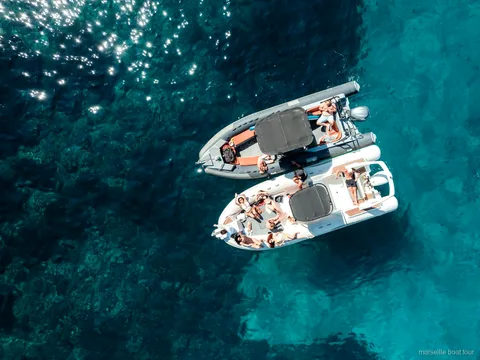Grupo disfrutando de un tour privado en barco con patrón cerca de Marsella