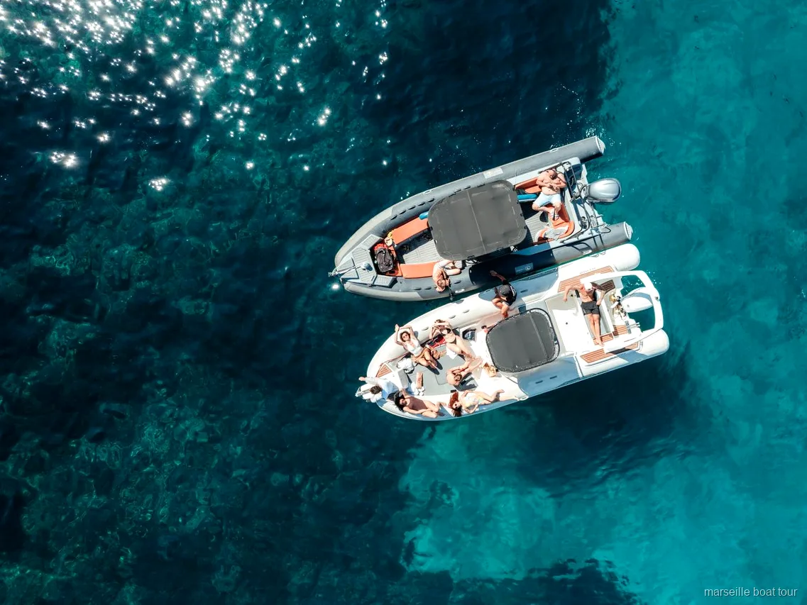 Grupo disfrutando de un tour privado en barco con patrón cerca de Marsella