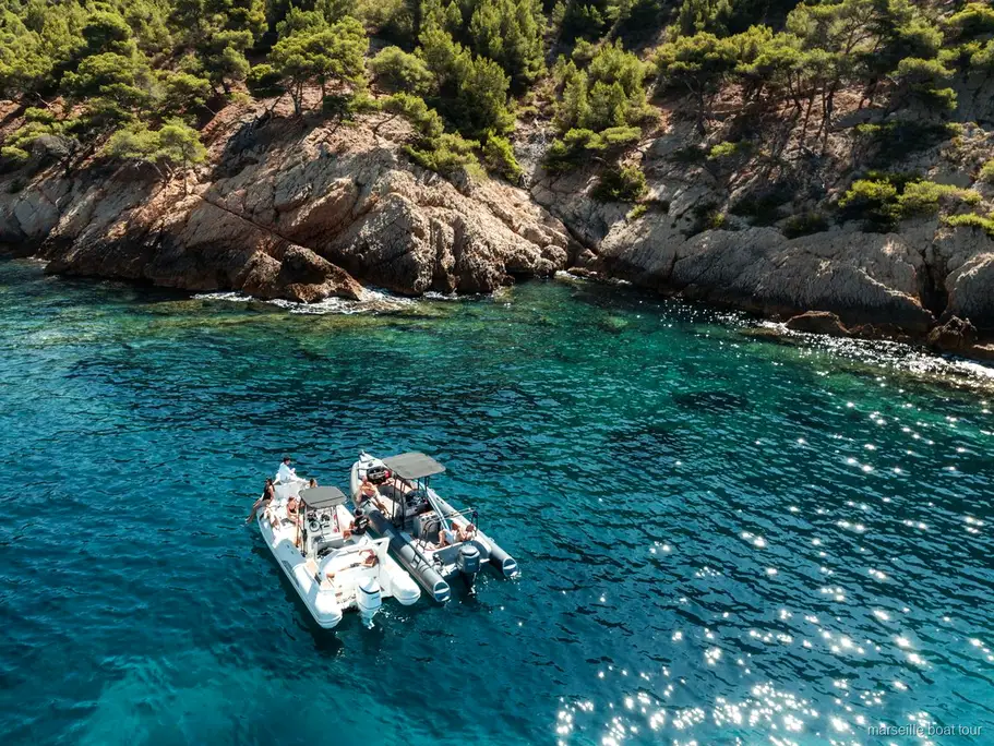 Parada de baño en el chárter privado de barco desde Marsella