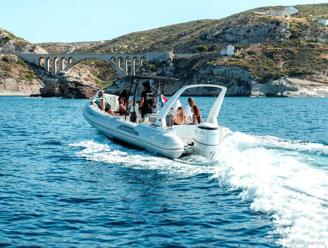 Patrón pilotando el chárter privado de barco desde Marsella
