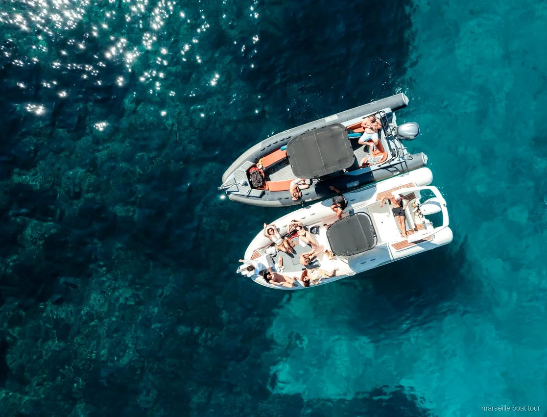 Gruppo durante un tour privato in barca con skipper vicino a Marsiglia