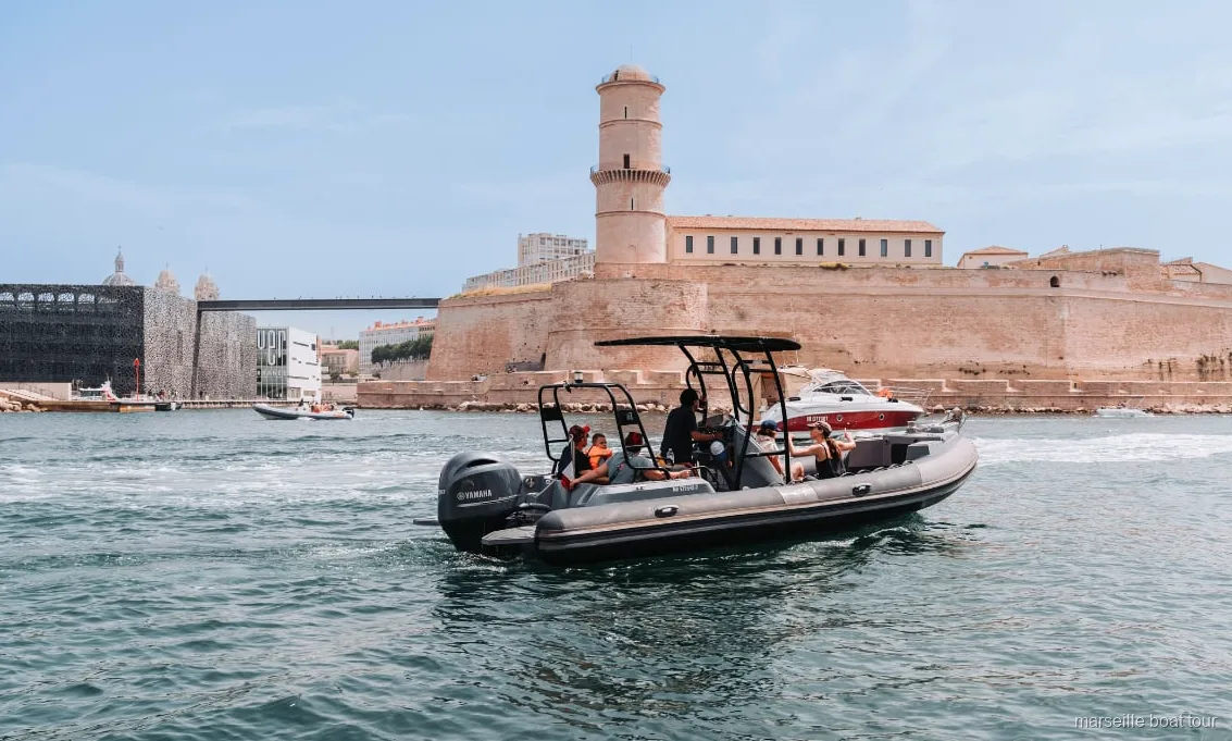 Pequeño barco navegando por el Puerto Viejo en el tour de historia de Marsella